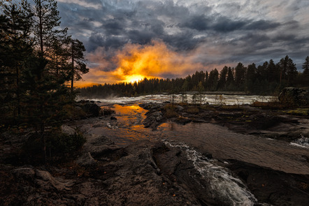 Sonnenaufgang am Storforsen (Uwe Hantke)