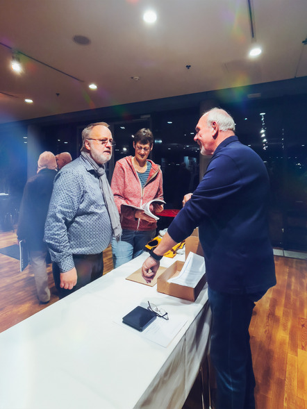 Der 1. Vorsitzende des LV1 im Gespräch mit Juror Martin Breutmann (Foto Birgit Hantke)