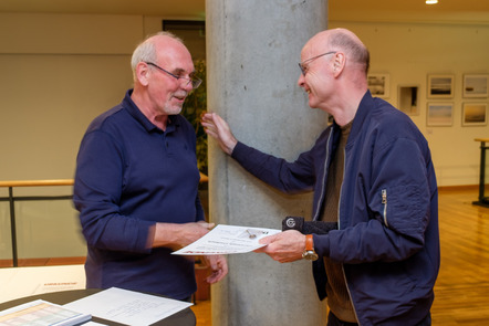 Ein paar IRIS-Nadeln gab es auch, hier für Christoph Linzbach (Foto Thomas Scharfstädt)